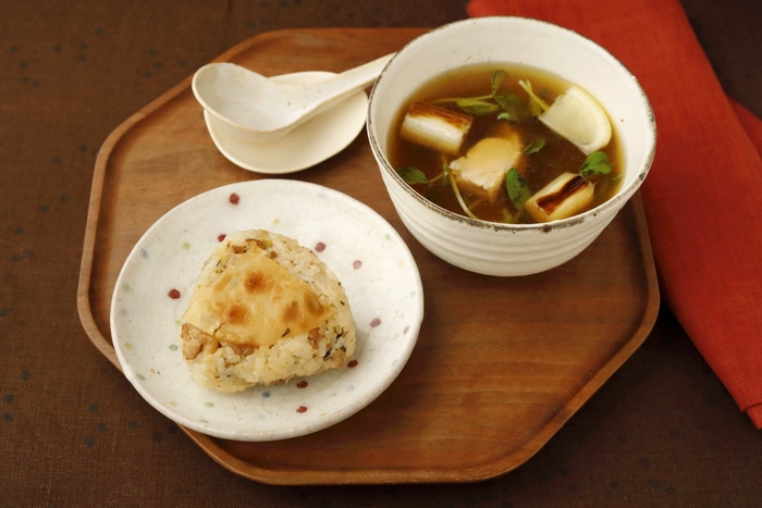 羽根付き餃子風おにぎり＆焼きねぎのねぎみそスープ