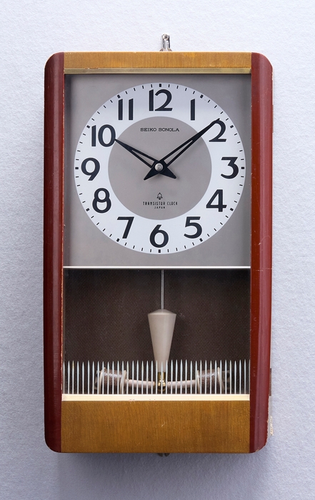 (Photo_08)　打方付き電池式トランジスタ振り子掛時計「セイコーソノーラ」　服部時計店　昭和36年(1961)頃　セイコーミュージアム 銀座蔵