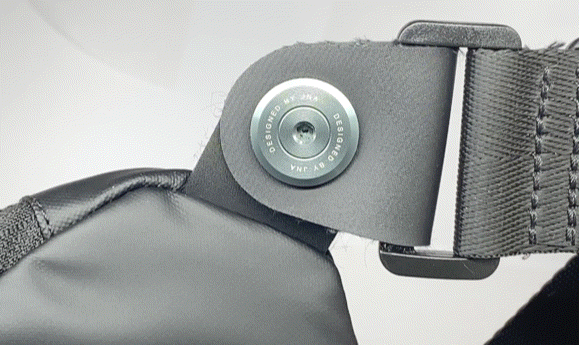 ストラップの付け根を柔軟に回転させることでバックを手前に持ってきたり、走ったり、自転車に乗ったりなど、バッグを動かしたり激しい動きをしてもバッグが安定します。