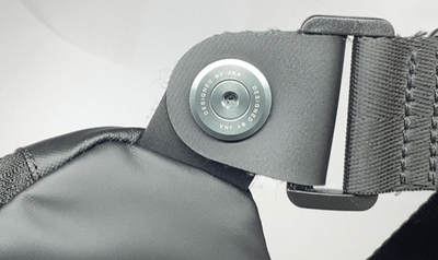 ストラップの付け根を柔軟に回転させることでバックを手前に持ってきたり、走ったり、自転車に乗ったりなど、バッグを動かしたり激しい動きをしてもバッグが安定します。