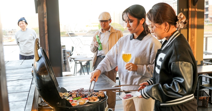 Hemingway横浜でBBQを楽しむ様子