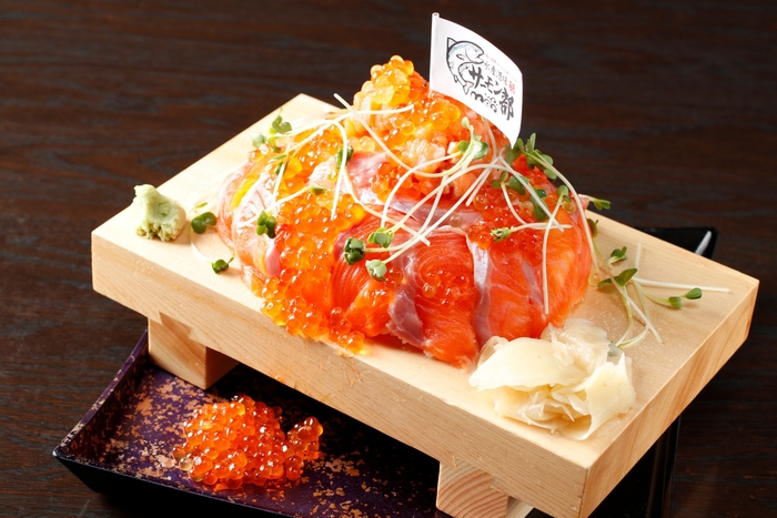 「青森サーモン＆いくら!!豪華ぶっとびタワー盛り(銀しゃり入り)」(2～3人前)4,378円
