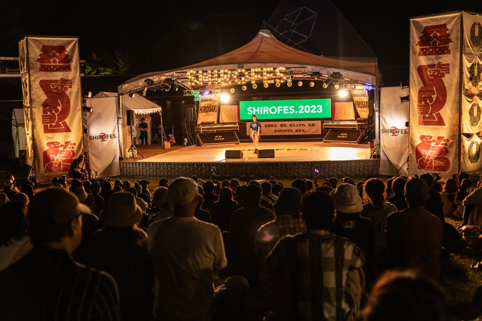 夜はアーティストによるLIVEも!