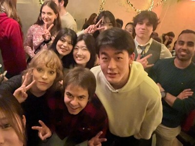イザベラと一緒に、クラブを貸し切って行われた大学のパーティーへ。友人がたくさんできました