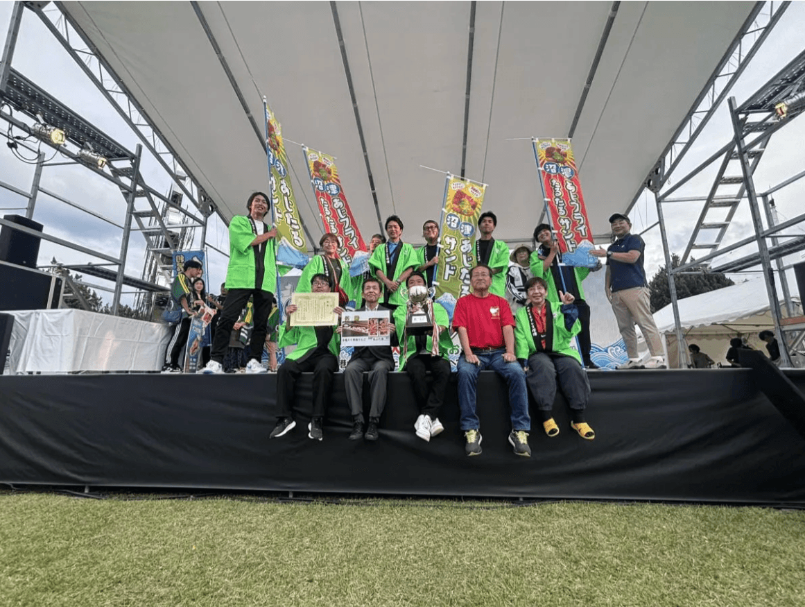 「第16回 みなとオアシスSea級グルメ全国大会inあおもり」でグランプリを受賞した「チームあじたる2025」メンバー