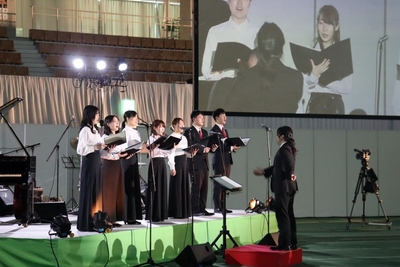 クリスタルコール部が美しいハーモニーで式を盛り上げます