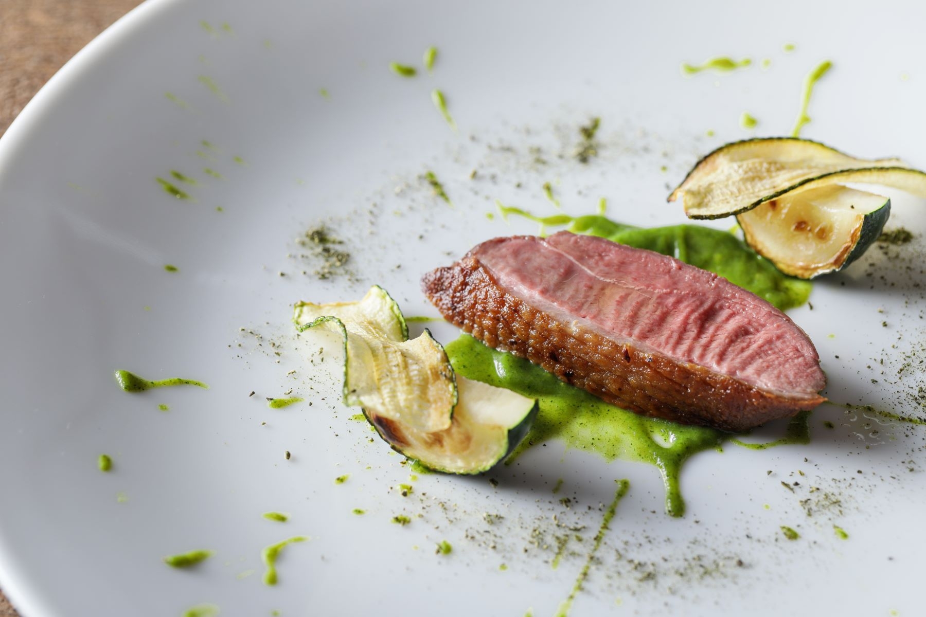 鴨のロースト ズッキーニのデグリネゾン “華逢”とローズマリーのコンディメント