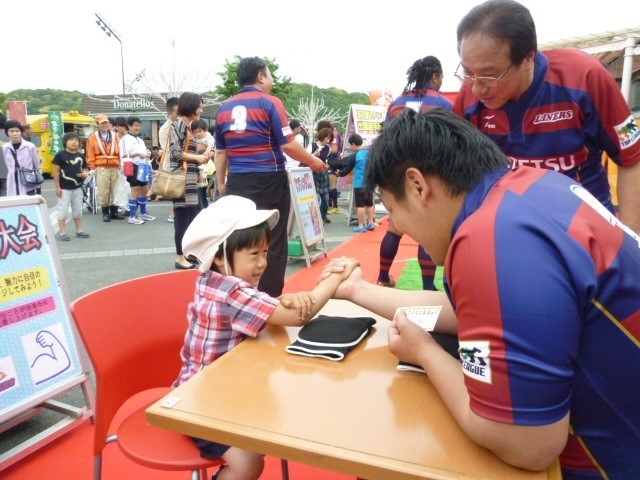 腕相撲大会の様子