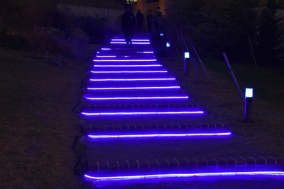 ブルーに染まった通路