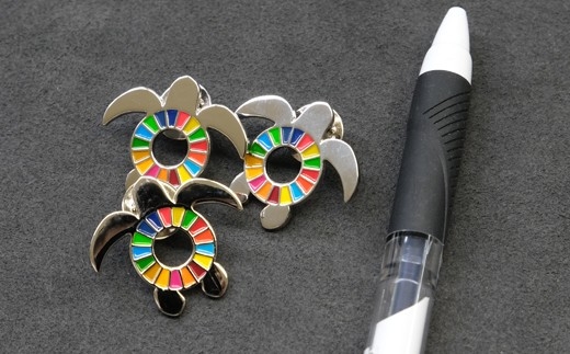 返礼品のひとつのウミガメ型SDG’sピンバッジ
