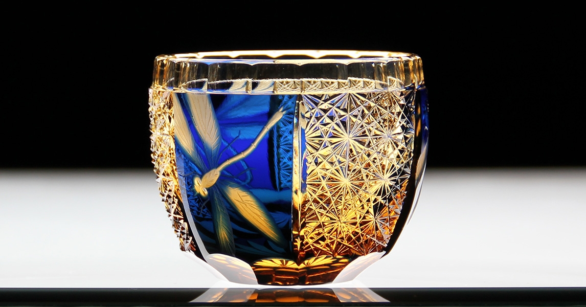 金属製工芸品 エメラルド装飾 ガラスケース入り 江戸切子 クリスタル グラス 漣 さざなみ 木箱入り 金赤 瑠璃
