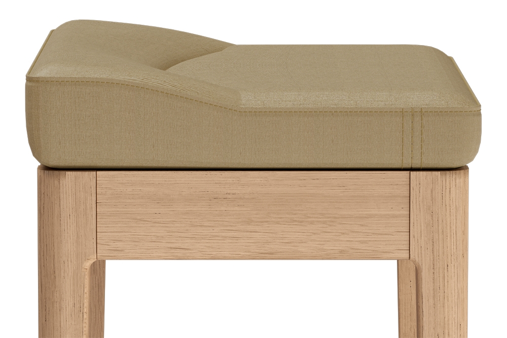 人間工学に基づき座り心地にこだわった専用のピアノ椅子