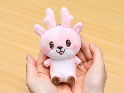 『イワシカちゃんぬいぐるみマスコット』使用イメージ（手のり）