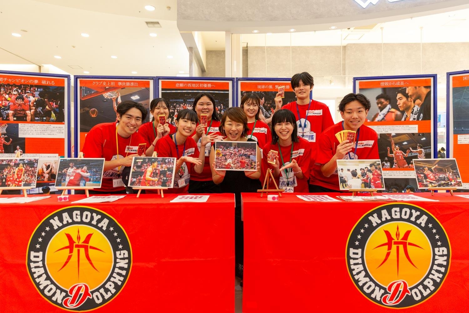 応援に駆け付けた名古屋Dのオフィシャルフォトグラファーの柴田さん(中央)