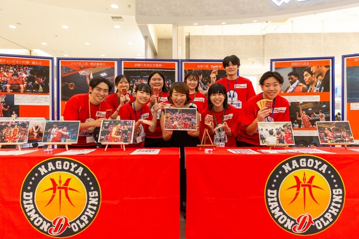 応援に駆け付けた名古屋Dのオフィシャルフォトグラファーの柴田さん(中央)