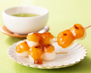 和菓子屋の特製団子を春の行楽のおともに！カップ入り『みたらし団子＆草団子』発売中