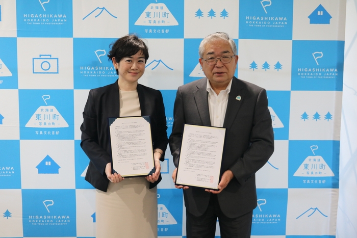 三菱UFJ銀行 ソリューション本部サステナブルビジネス部 企画開発グループ小野寺次長(左)、松岡市郎東川町長(右)