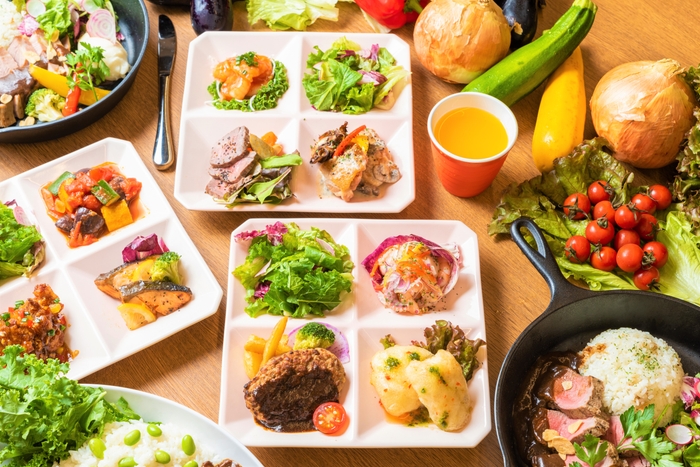 ボリューム満点な看板メニュー「グリーンフォレスト デリプレート」