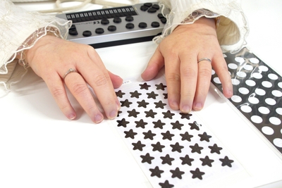 １つ１つのシールにエンボス加工（凹凸）が施されている