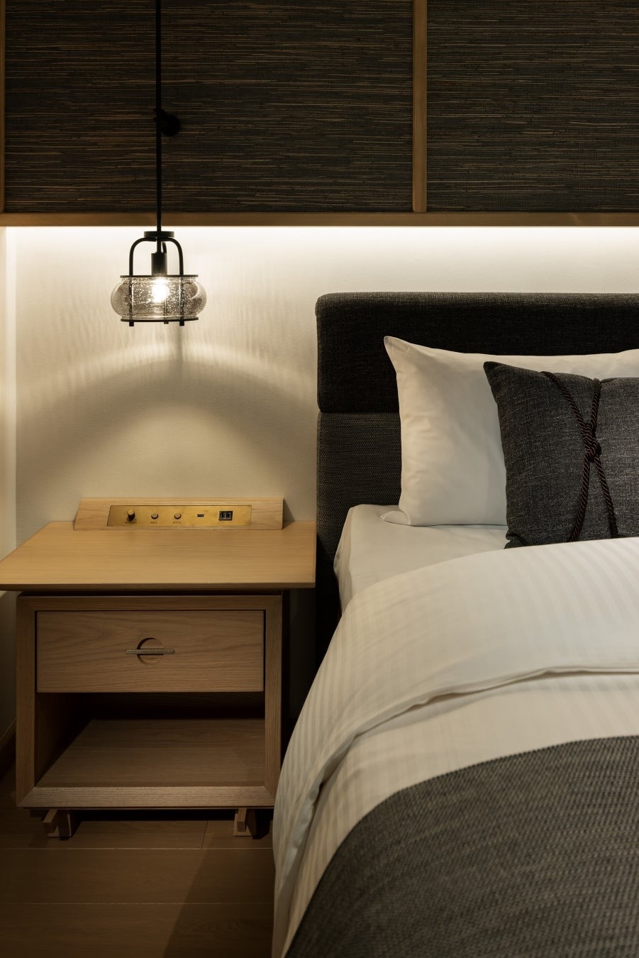 客室のムードを演出する上で欠かせない照明器具も特注品