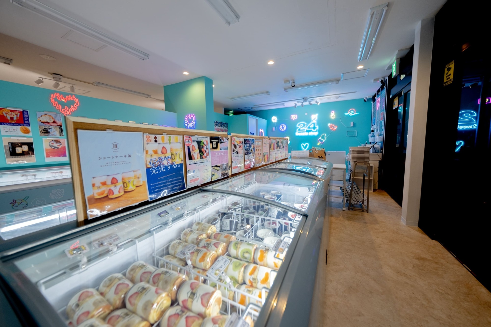 店内は韓国カフェ風のポップな雰囲気