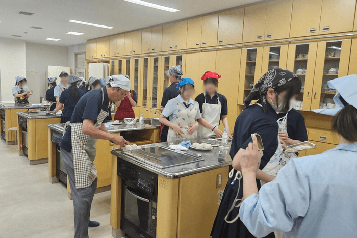 おにぎりを作っている先生と生徒たちの様子