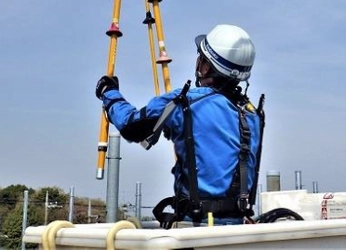 独自の「複合動作」アシスト技術で配電工事の現場革新を推進　 ダイドー、関電工・ニシヤマと複合動作アシストスーツを開発