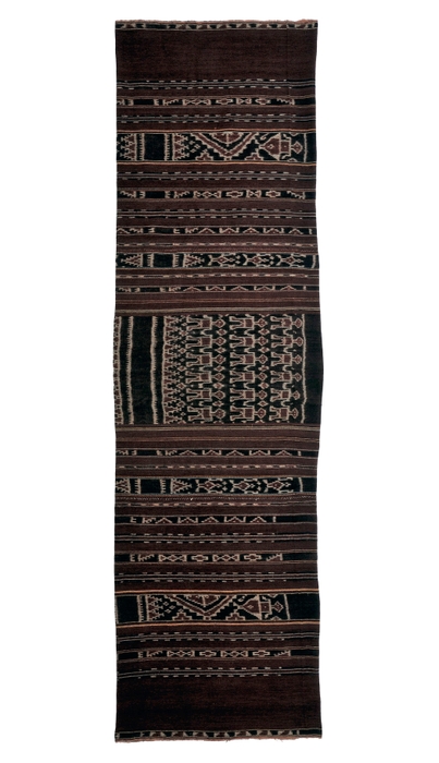 Photo.03 腰衣(婚資) レンバタ島アタデイ郡 2,250×664mm　木綿／絣／藍・茜　1970年頃 ＊人物の文様が入っている。