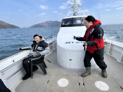 魚釣りに挑戦する2人（左から長田庄平、イチキップリン）