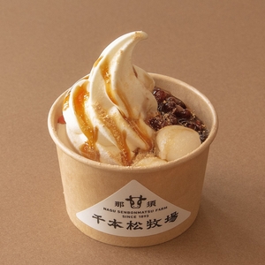 和サンデー 500円 ソフトクリームに黒みつ、あんこ、白玉、きなこを合わせて。