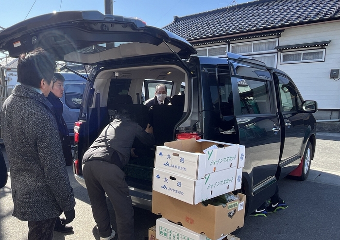 山形県遊佐町での 地元スーパーと連携した 買い物客送迎・貨客混載の実証実験の様子