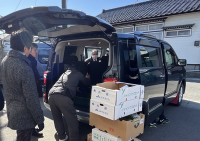 山形県遊佐町での 地元スーパーと連携した 買い物客送迎・貨客混載の実証実験の様子