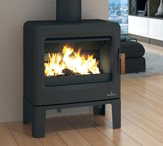 KAREN：丸みのあるデザインで取っ手は木製。サイズ：H624×W388×D397mm、薪の長さ：50cm、定格出力8kW