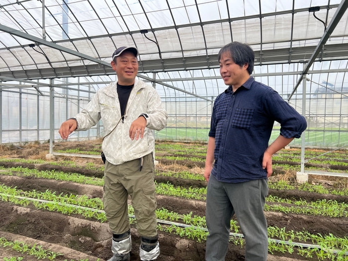 園主の川崎貴彦さん(左)