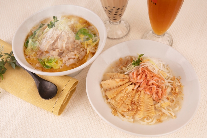 (左)『酸菜白肉麺(サンサイパイローメン)』900円 、(右)『桜海老と筍のまぜ麺』850円