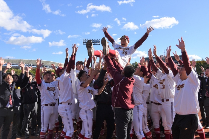 胴上げされる安江監督