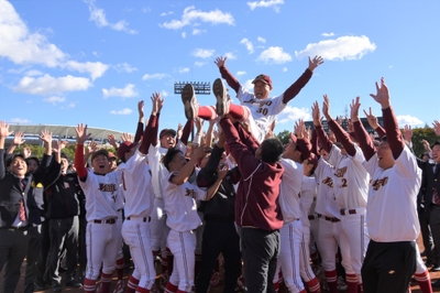 胴上げされる安江監督