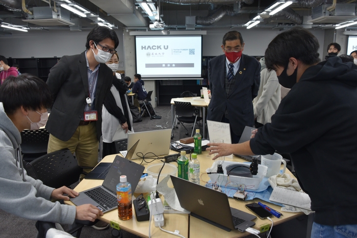 名城大学学長特別賞のチーム「下町のナポレオン」。講評「さまざまな学部・学年の学生が1つのチームになり、開発に取り組んだ」(小原学長)