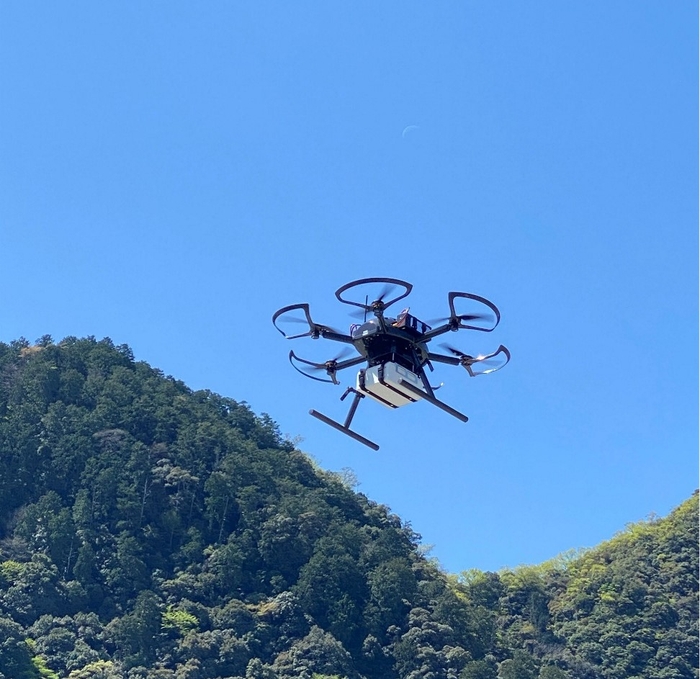 <リモート情報共有システムと連携したAED搬送ドローンの飛行の様子>