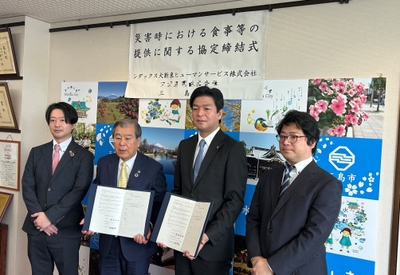 締結式の様子。（写真左から二番目）三島市 豊岡　武士市長、（写真左から三番目）SDH代表取締役社長 山田 智治