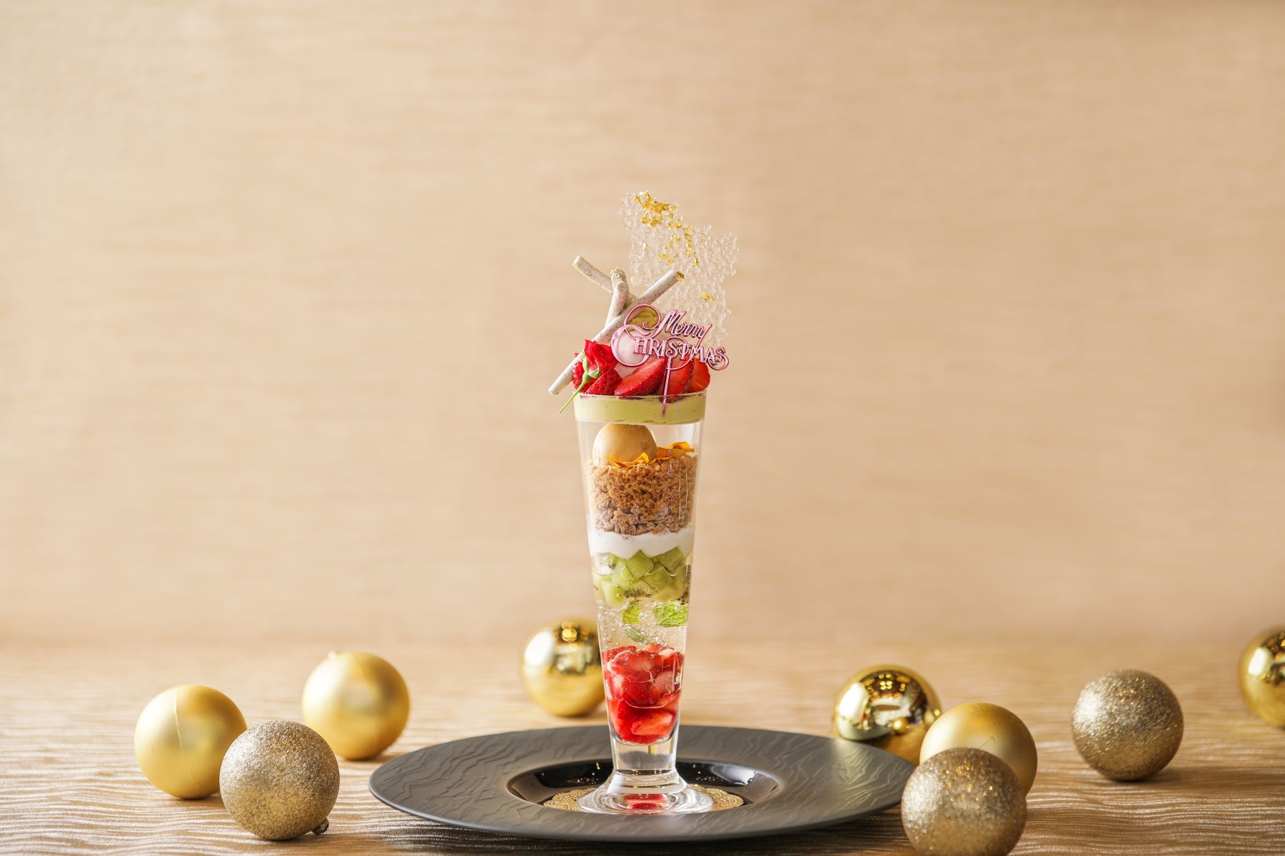 クリスマスシーズン到来、ご褒美パフェクリスマスバージョン登場!苺とピスタチオでクリスマスカラーを表現! 「大人のご褒美パフェ STRINGS Christmas」販売
