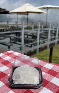 北アルプスを前にほおずき大福を