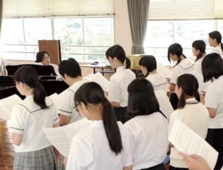 近畿大学九州短期大学「オープンキャンパス」開催 「こどものうた」、「Excelデータ分析をしよう」を体験