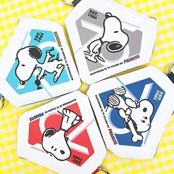 色や形が個性的なスヌーピーのポーチ