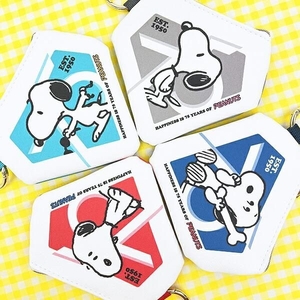 色や形が個性的なスヌーピーのポーチ