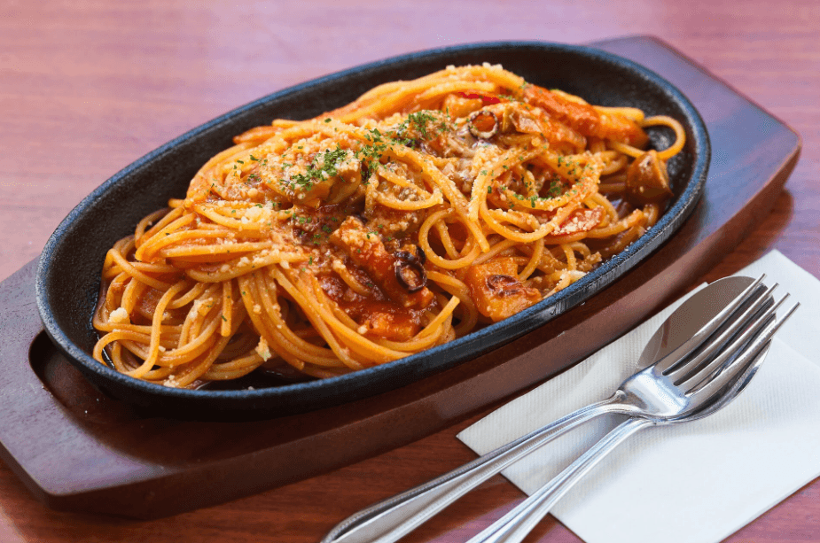 千駄木駅から徒歩1分!ランチのライス&パスタが大盛無料!昔懐かしい洋食が味わえる『ダイニングキッチン Legame』の情報を駅近ドットコムで公開