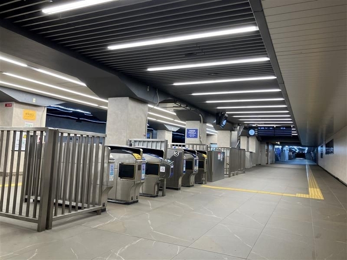 南側ラッチ外コンコース