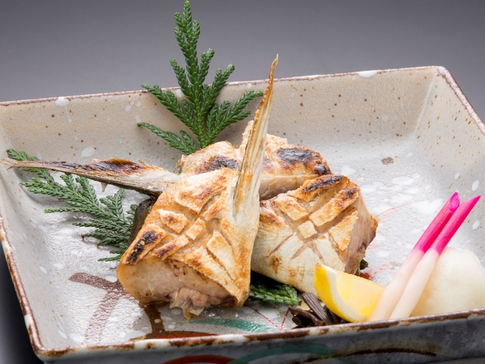 焼き物(写真はぶりかまの塩焼き)味噌焼きや照り焼きもあるが、シンプルな塩焼きは素材の旨みが引き出される。