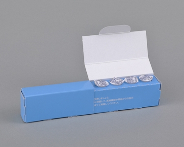 注射針ケース　半分ずつ開閉可能、最大で８個収納できます。