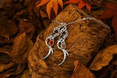 左：火食い鳥ペンダントｗ/ファイヤーオパール￥110,000(税込) 右：火食い鳥ペンダントｗ/ゴールデンルチル￥93,500(税込) ※チェーンは別売りです。